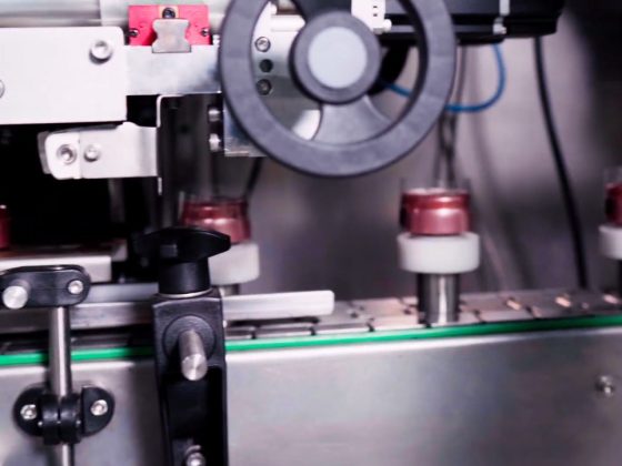 Túnel de encolhimento para sleeve a vapor: precisão e acabamento premium na rotulagem industrial